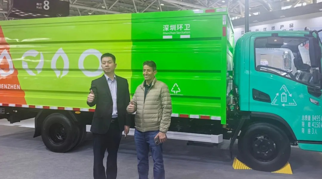 亮相2025深圳CCE展！！pg电子8吨纯电密闭式桶装垃圾车破解垃圾桶收运难题！！