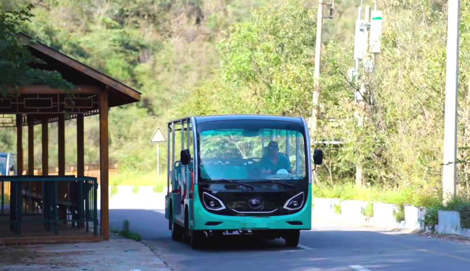 pg电子锂电旅行列车和剑齿虎旅行车亮相北京，，以定制化方案赋能景区升级
