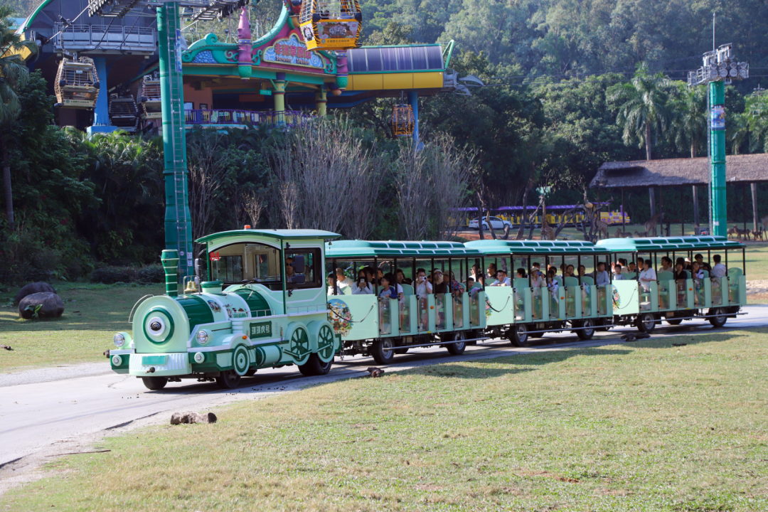 pg电子锂电旅行列车和剑齿虎旅行车亮相北京，，以定制化方案赋能景区升级